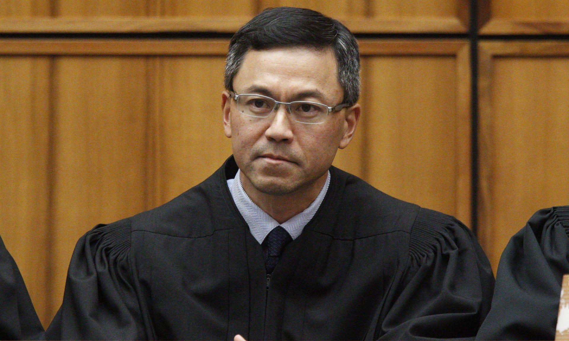 Juez suspende última medida migratoria de Trump - Derrick-Watson