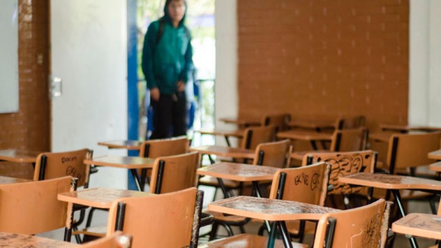 Hijos de padres que solo terminaron secundaria tienden a dejar estudios