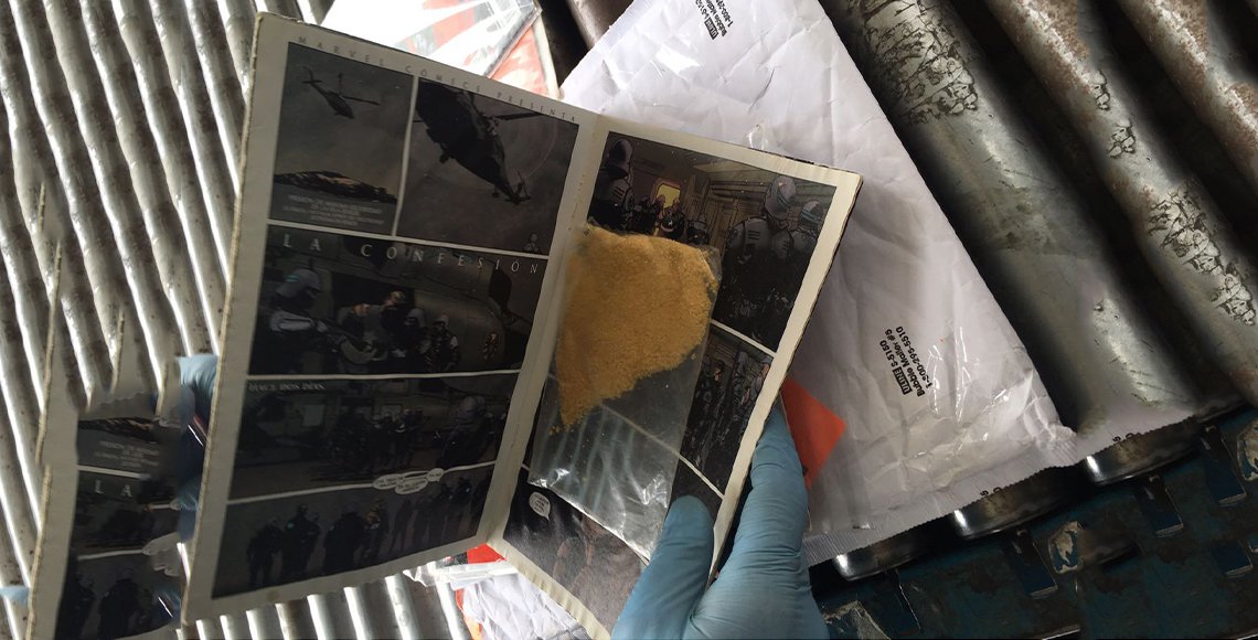 Hallan sustancia para fabricar drogas entre cómics en AICM