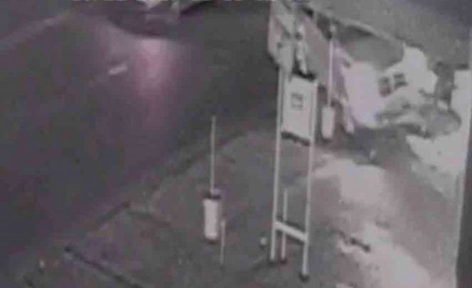 #Video Automovilista choca contra vivienda e intenta fugarse