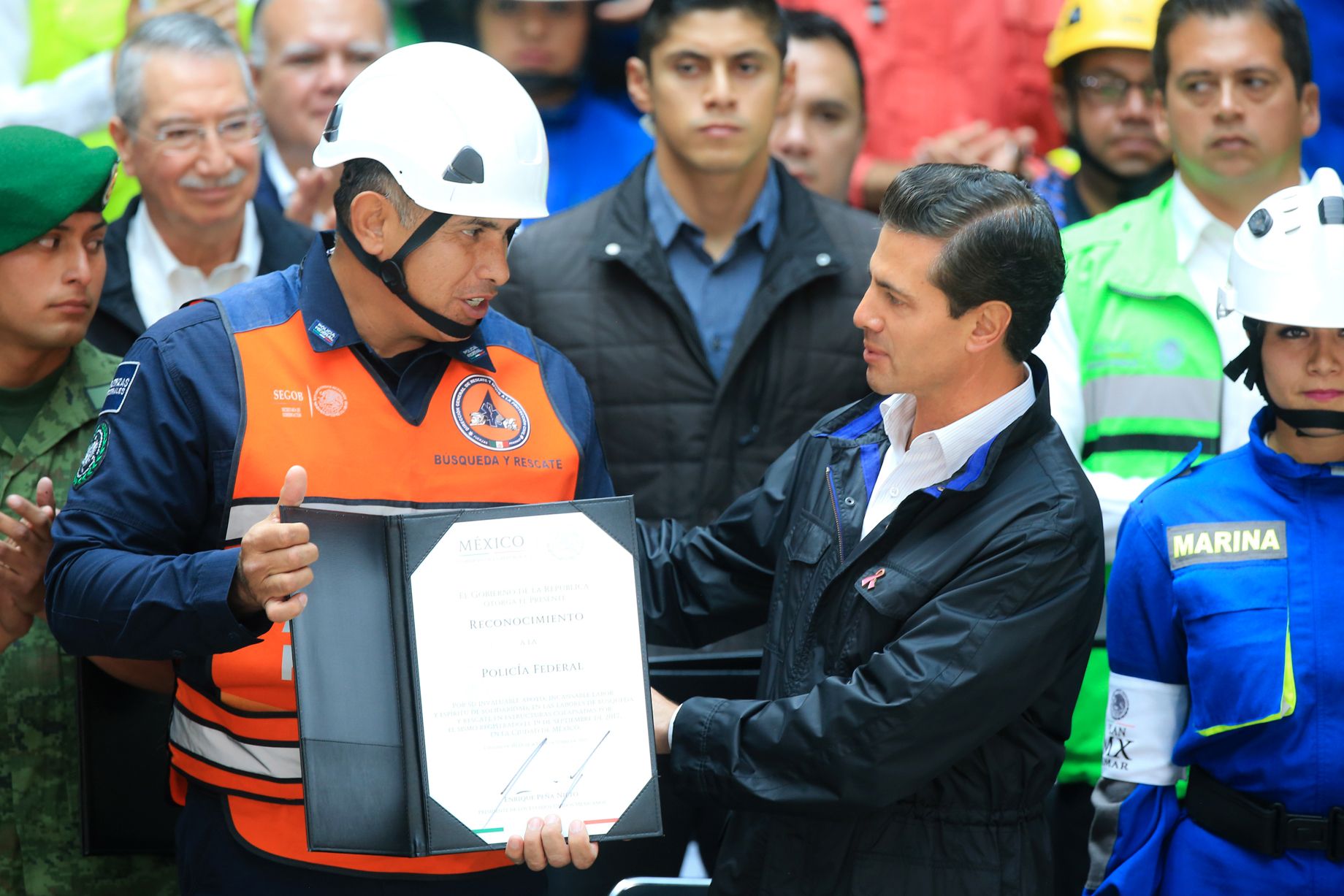 Amor y pasión por el país son la fortaleza de los mexicanos: Peña Nieto - Entrega-de-Reconocimientos-Rescatistas-Peña-Nieto-10