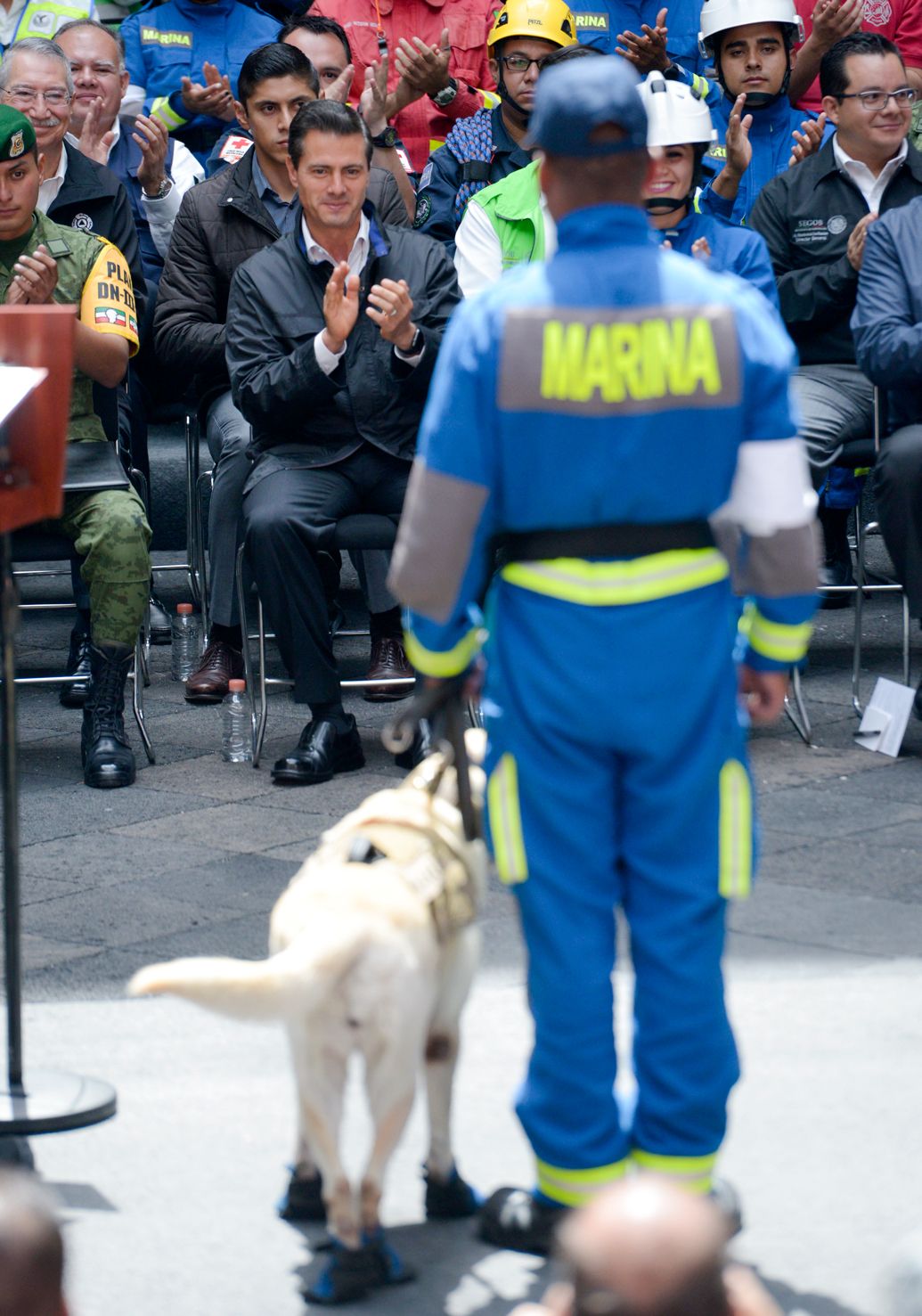 Amor y pasión por el país son la fortaleza de los mexicanos: Peña Nieto - Entrega-de-Reconocimientos-Rescatistas-Peña-Nieto-13