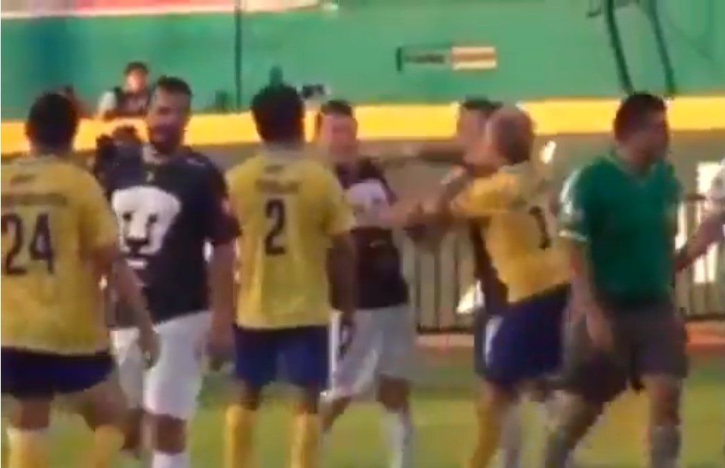 #Video ‘El Matador’ golpea a David Oteo en partido de leyendas