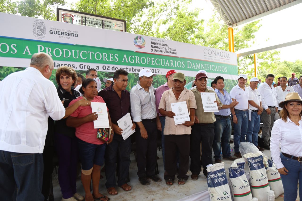 Entregan apoyos a productores agropecuarios y damnificados en Guerrero