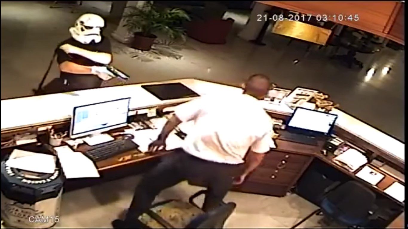 #Video Hombre asalta hotel con máscara de Star Wars en España