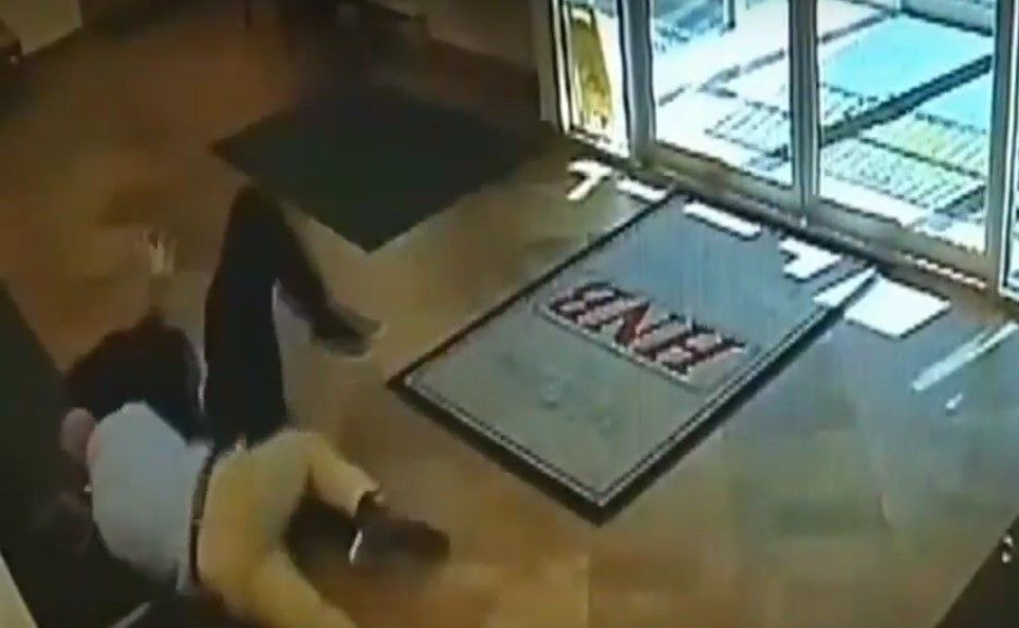 #Video Hombre frustra asalto a banco en Pennsylvania