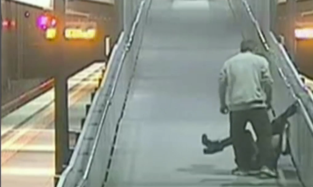 #Video Hombre golpea a su novia en estación de tren en Australia