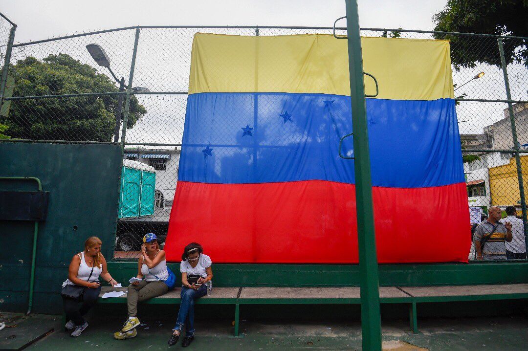 Venezolanos votan por gobernadores en medio de crisis