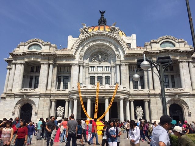 Inician cierres y caos vial por desfile en la Ciudad de México