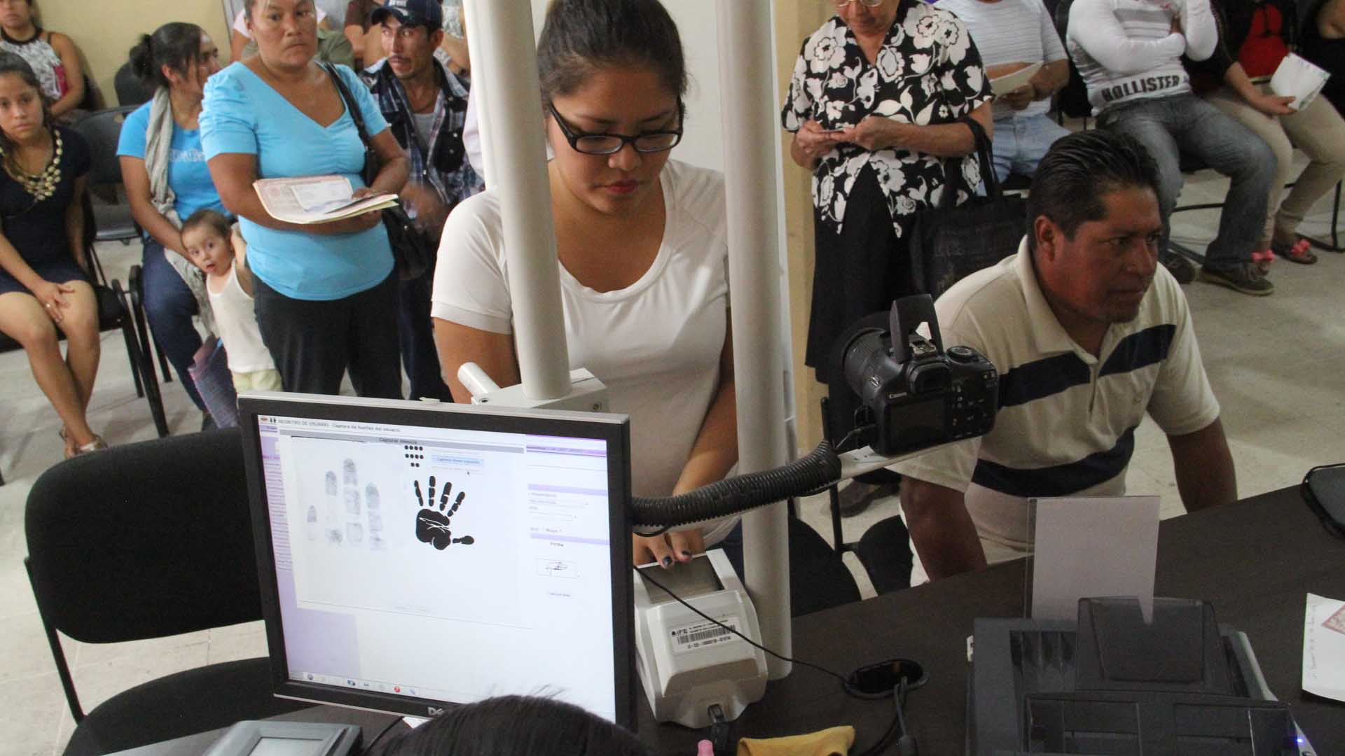 Reponen más de 32 mil credenciales para votar tras sismos - INE-Módulo-Credencial-para-Votar-3