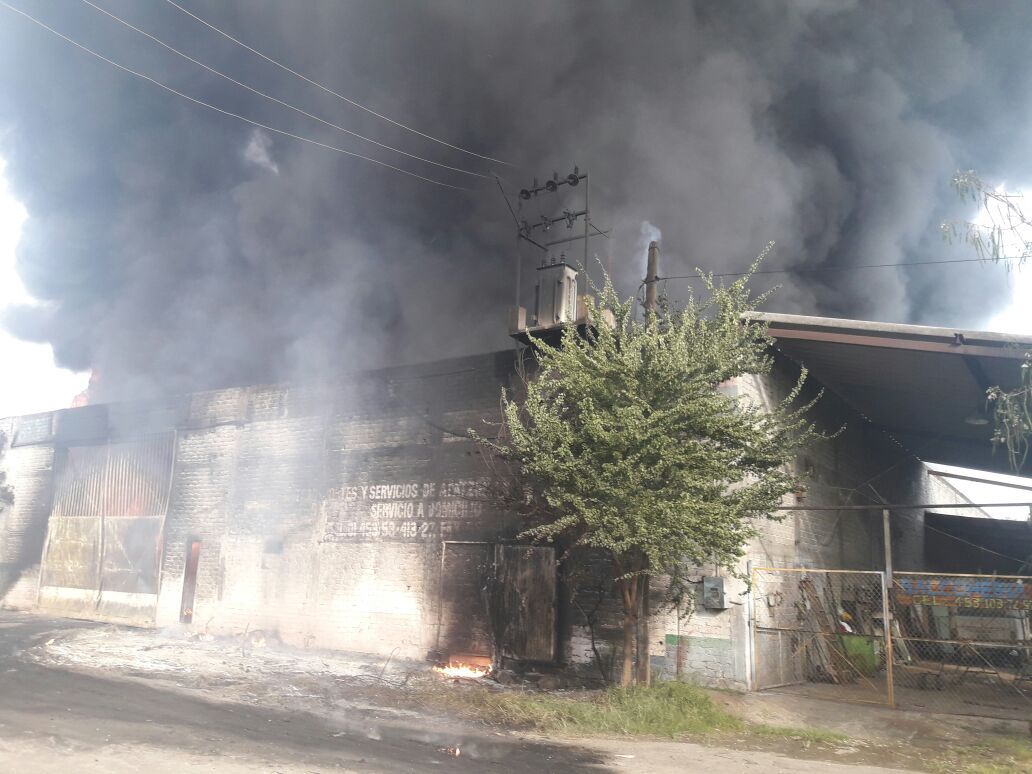Incendio en bodega de Michoacán deja un herido y viviendas afectadas
