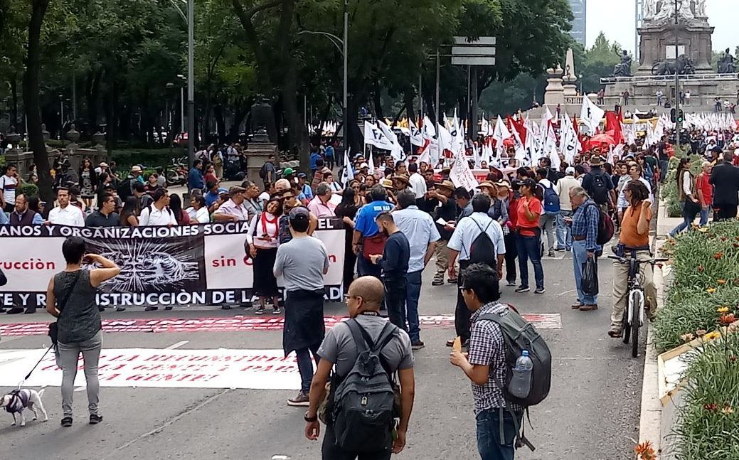 Damnificados marchan a un mes del sismo