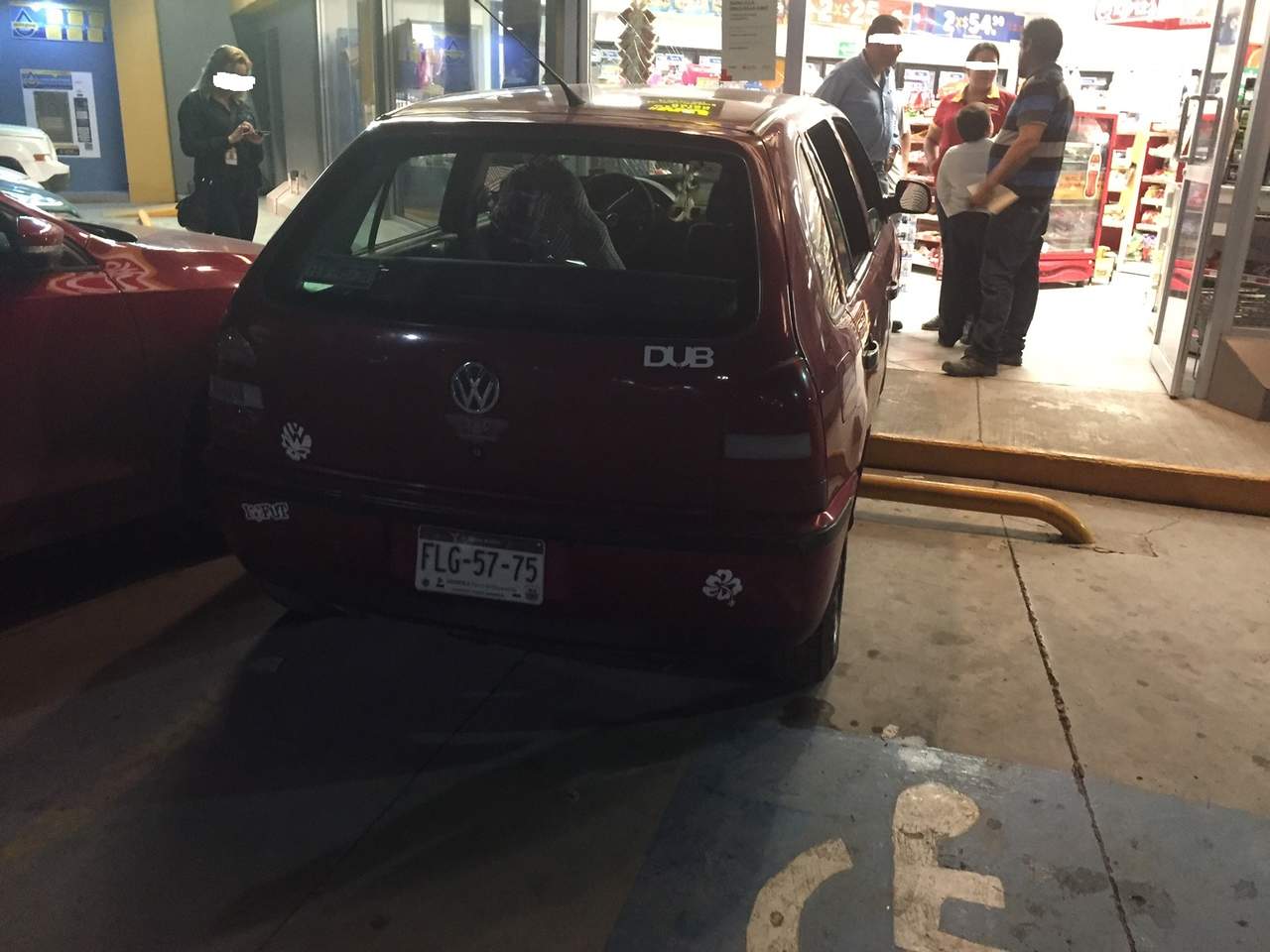 Niño de dos años estrella auto en Oxxo en Torreón - Menor-Oxxo-Torreón-2-Foto-de-El-Siglo-de-Torreón