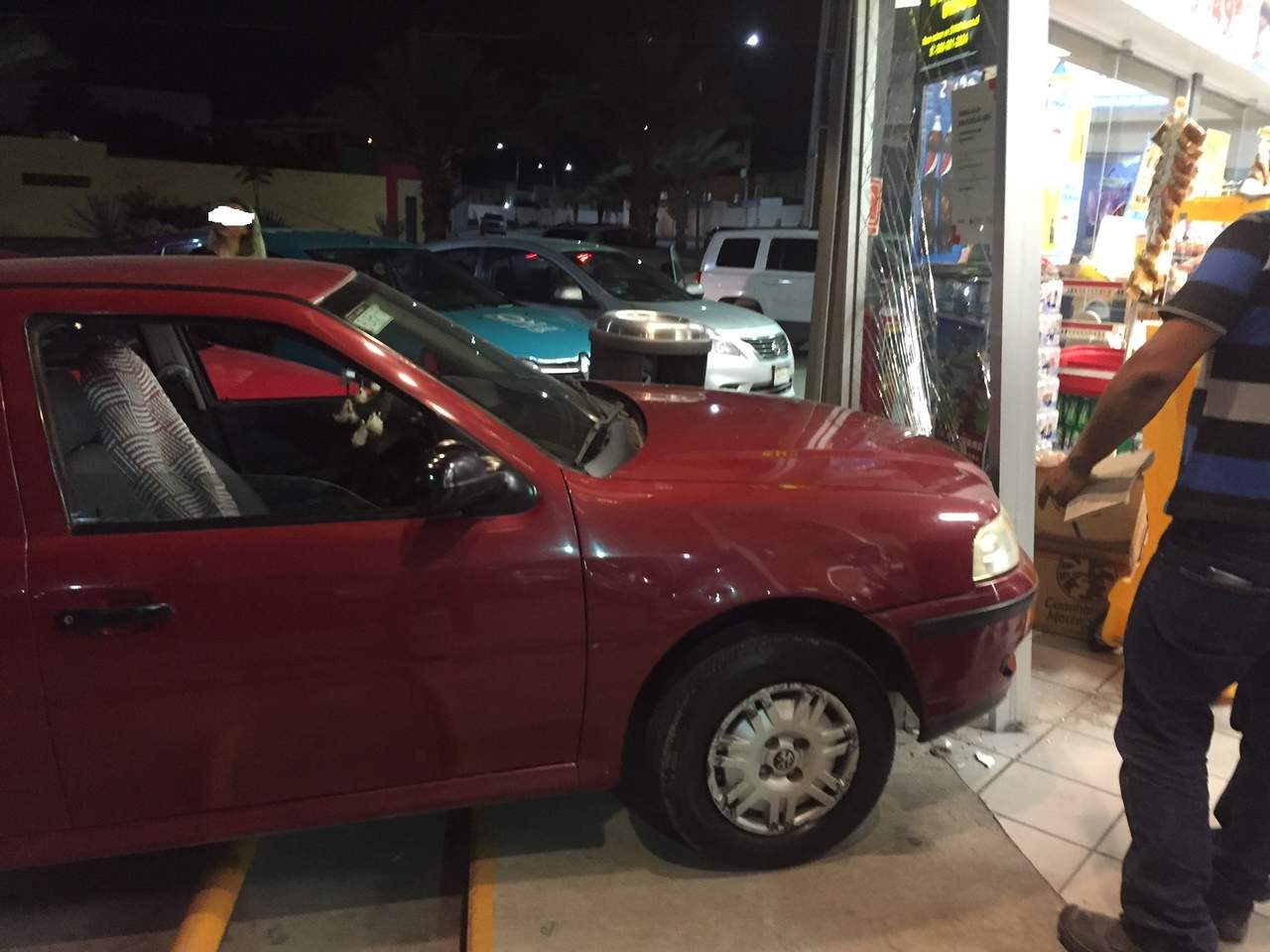 Niño de dos años estrella auto en Oxxo en Torreón - Menor-Oxxo-Torreón-Foto-de-El-Siglo-de-Torreón