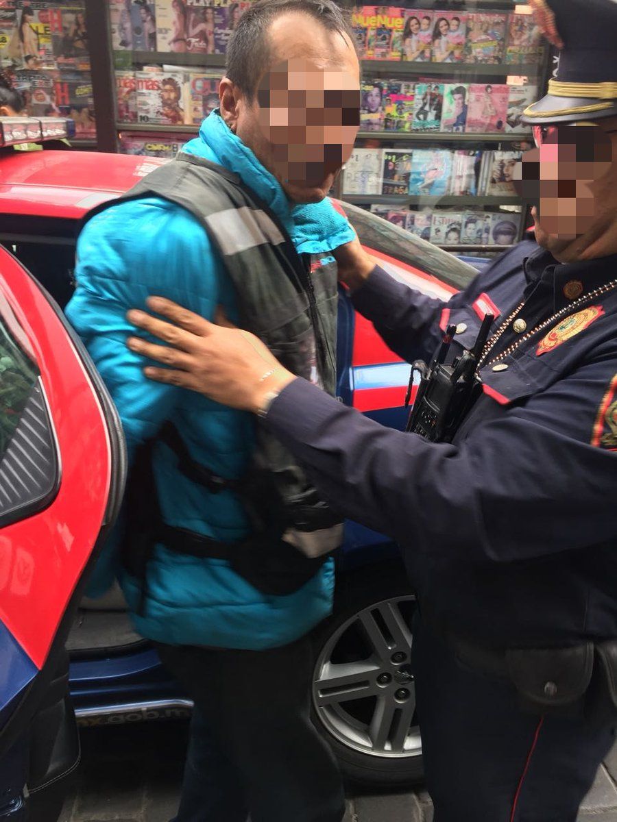 Hombre entra sin pagar al Metro y corre por las vías - Metro-Zócalo-hombre-sin-pagar-2