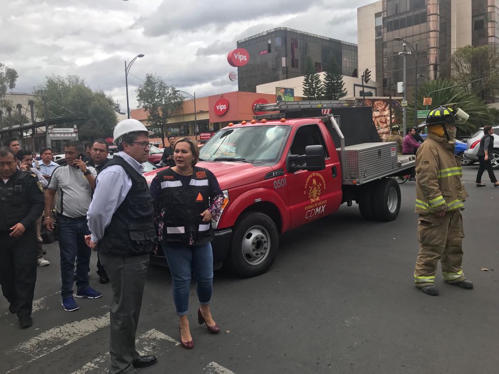 Explosión de mufa de CFE en Insurgentes deja dos lesionados