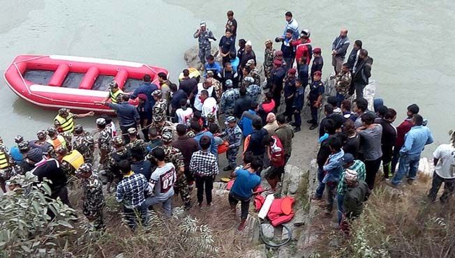 Al menos 31 muertos tras caída de autobús a río en Nepal - Nepal-Camión-2