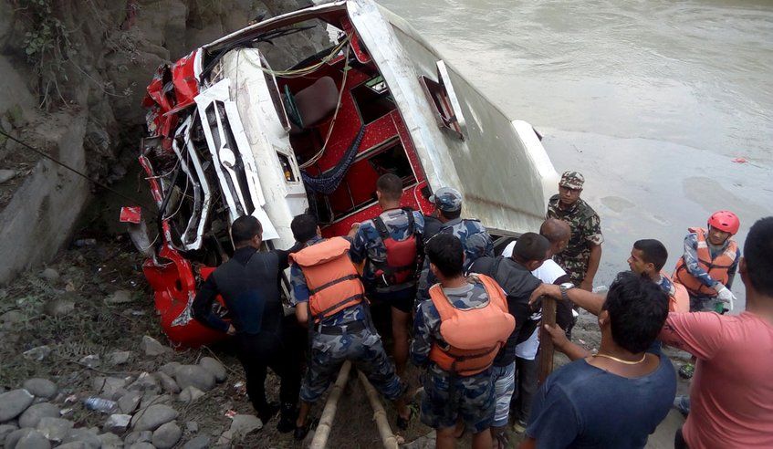 Al menos 31 muertos tras caída de autobús a río en Nepal