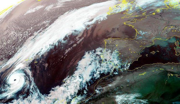 Ophelia se convierte en huracán categoría 3 con dirección al Reino Unido