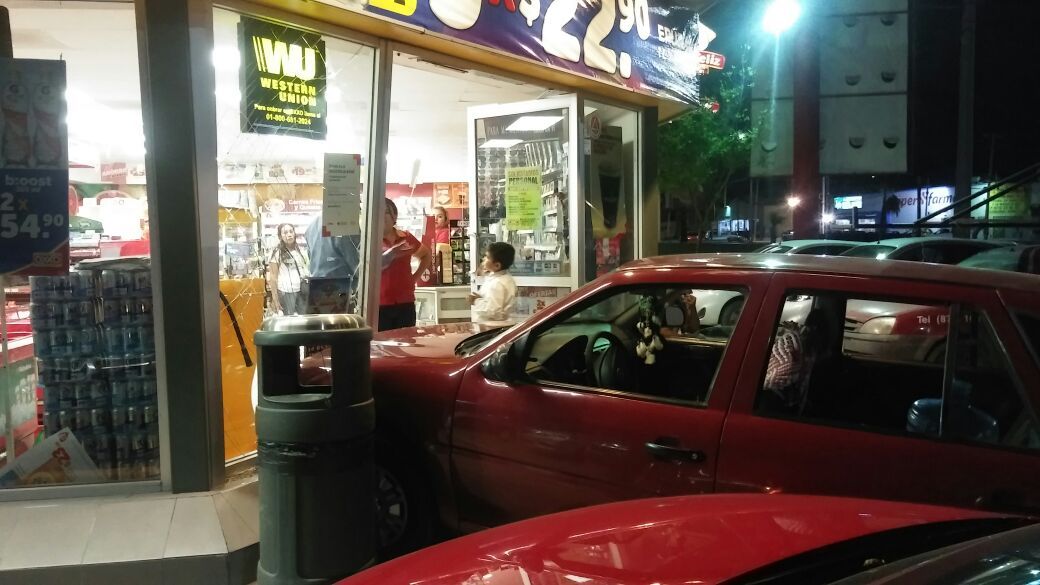 Niño de dos años estrella auto en Oxxo en Torreón - Oxxo-Torreón-Foto-de-Milenio