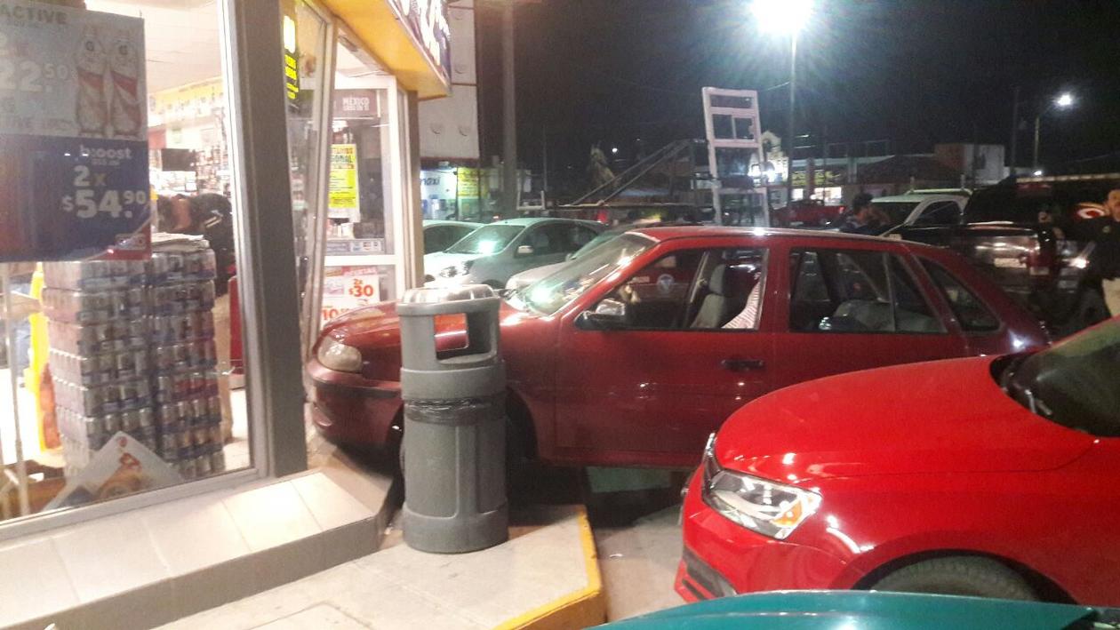 Niño de dos años estrella auto en Oxxo en Torreón