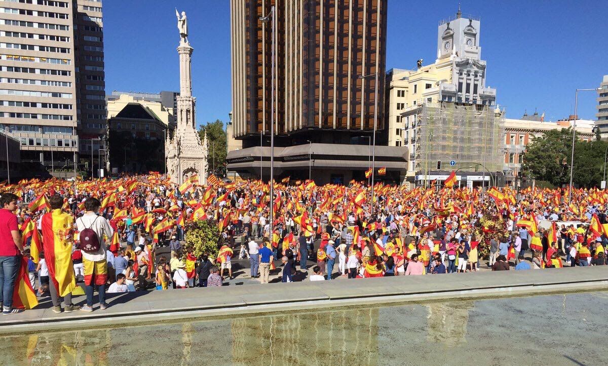 Españoles exigen establecer diálogo con Cataluña