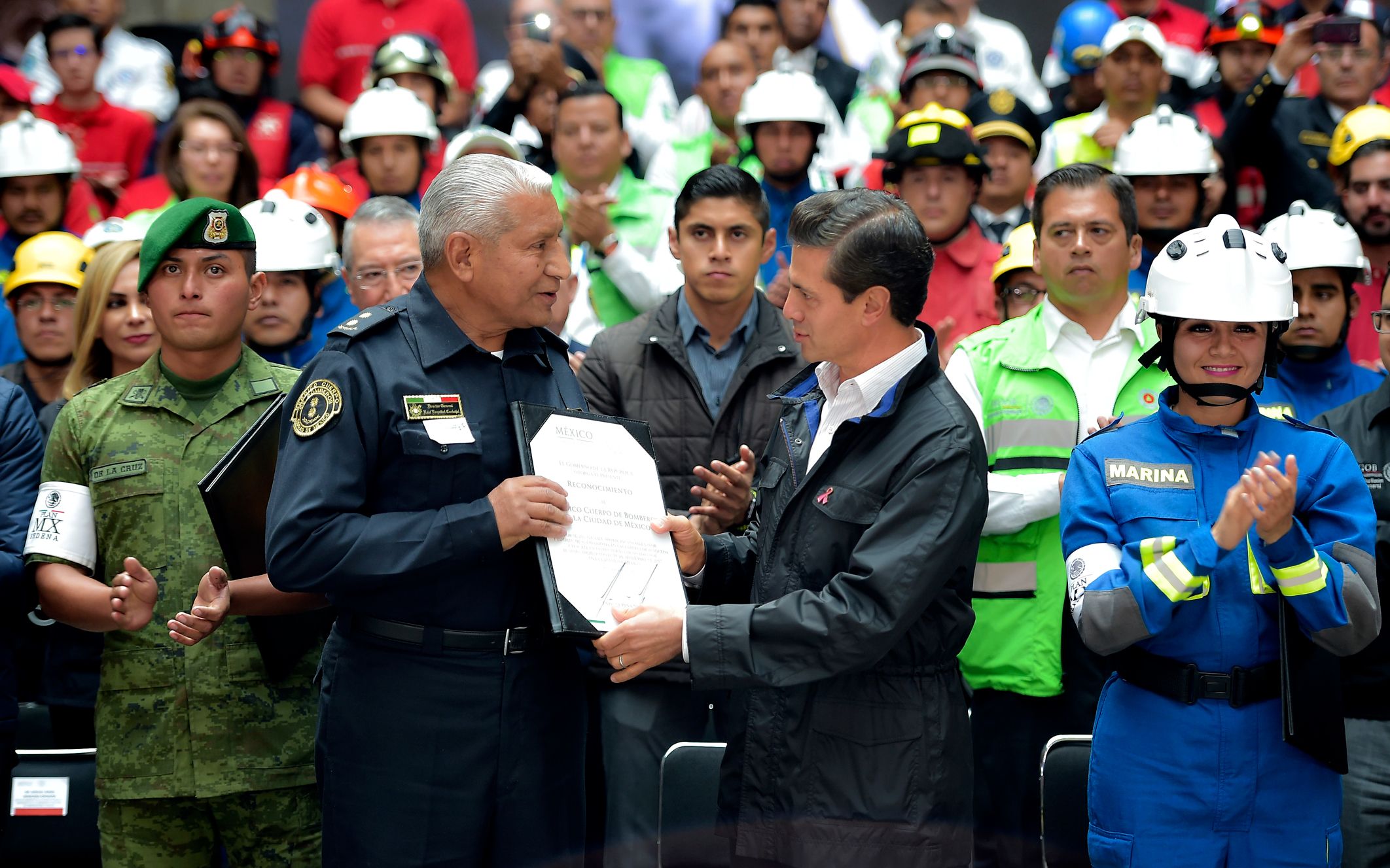 Amor y pasión por el país son la fortaleza de los mexicanos: Peña Nieto - Reconocimiento-a-Rescatistas