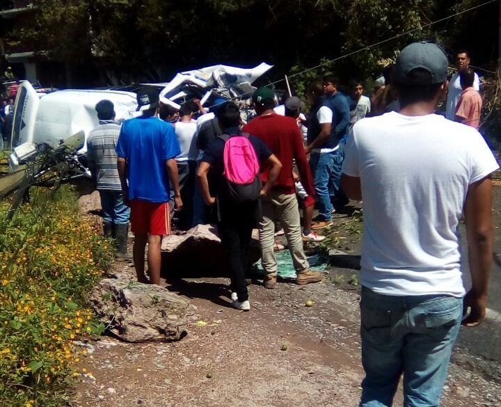Desprendimiento de roca en carretera de Taxco deja dos muertos - Roca-carretera-de-Taxco-2-Foto-de-Quadratín-e1507066431414
