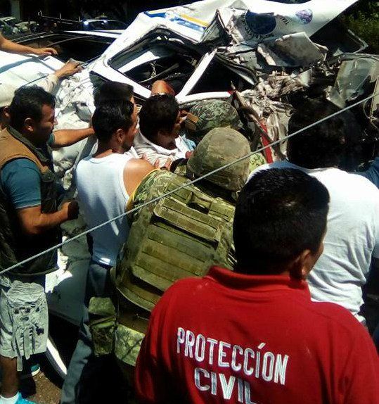 Desprendimiento de roca en carretera de Taxco deja dos muertos - Roca-carretera-de-Taxco-4-Foto-de-@PetraPerezG
