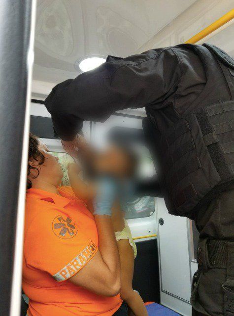 Policía de Jalisco reanima a bebé que cayó a cubeta con agua - Salva-a-bebé-Jalisco-ahogado-2