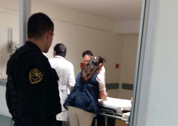 Policía de Jalisco reanima a bebé que cayó a cubeta con agua