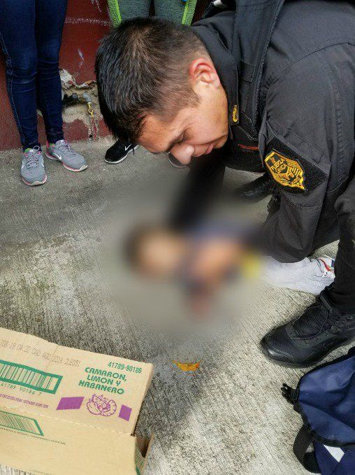 Policía de Jalisco reanima a bebé que cayó a cubeta con agua - Salva-a-bebé-Jalisco-ahogado