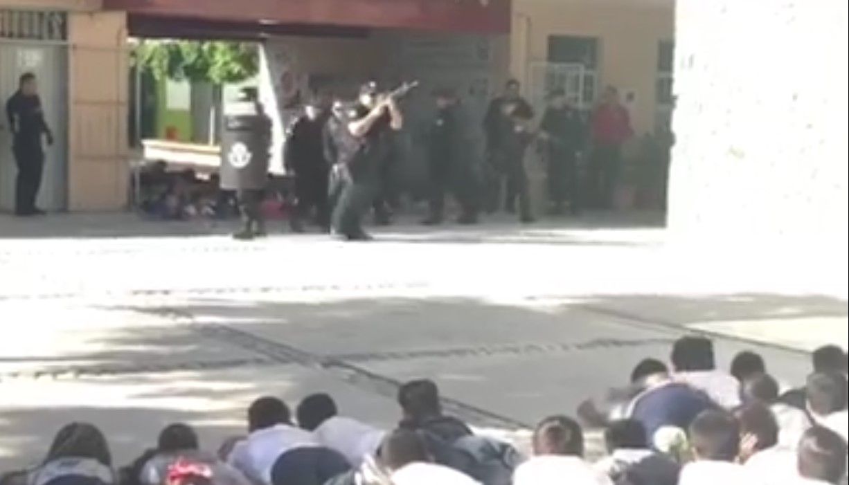 Alumnos de primaria realizan simulacro de balacera en La Paz