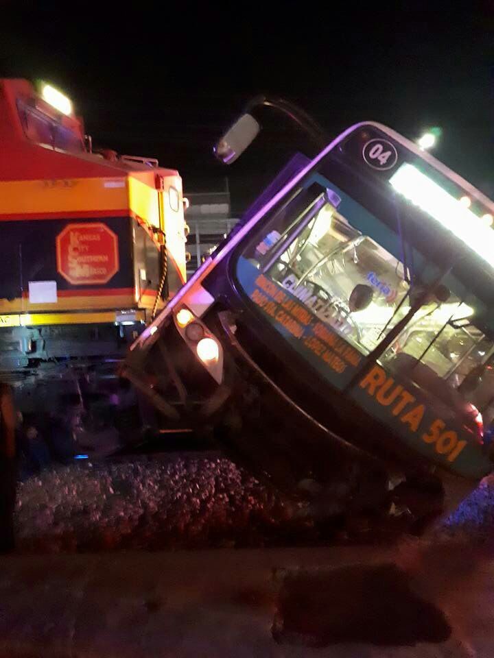 Choque de camión de pasajeros y tren deja al menos 20 heridos en Nuevo León - Tren-choca-Camión-Nuevo-Léon-2