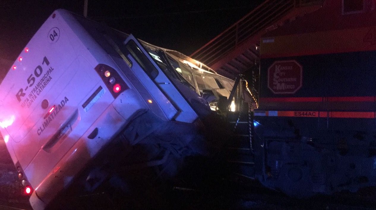 Choque de camión de pasajeros y tren deja al menos 20 heridos en Nuevo León