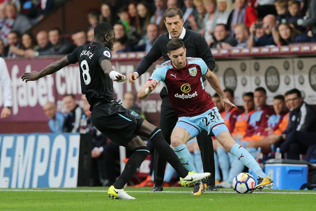 Burnley empata a West Ham tras reemplazo de Chicharito