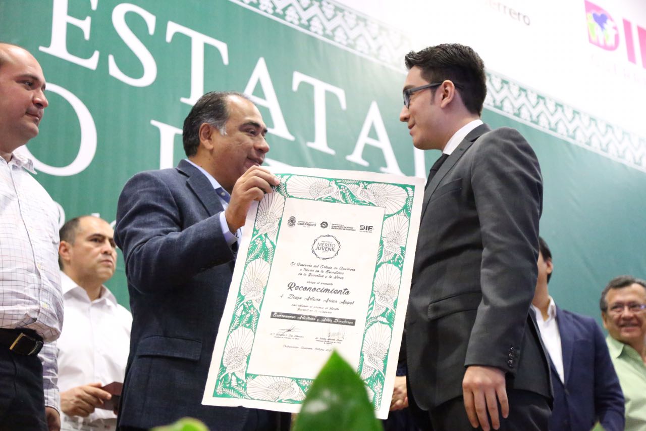 Héctor Astudillo reconoce talento de jóvenes guerrerenses