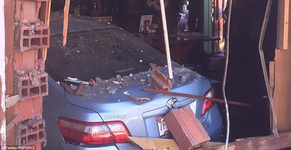 #Video Auto se estrella contra restaurante lleno de comensales #Video Auto se estrella contra restaurante lleno de comensales