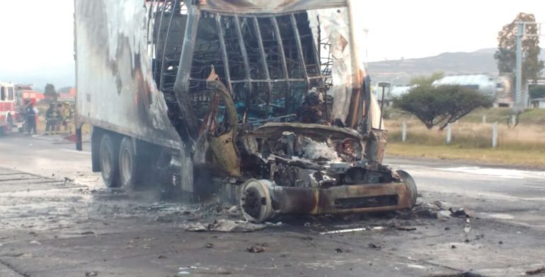 Conductor muere calcinado en la carretera México-Querétaro
