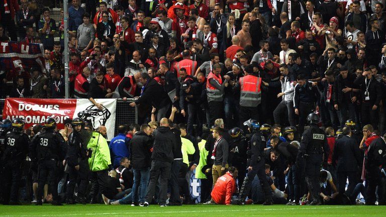 #Video Aficionados del Lille caen de barda tras festejo