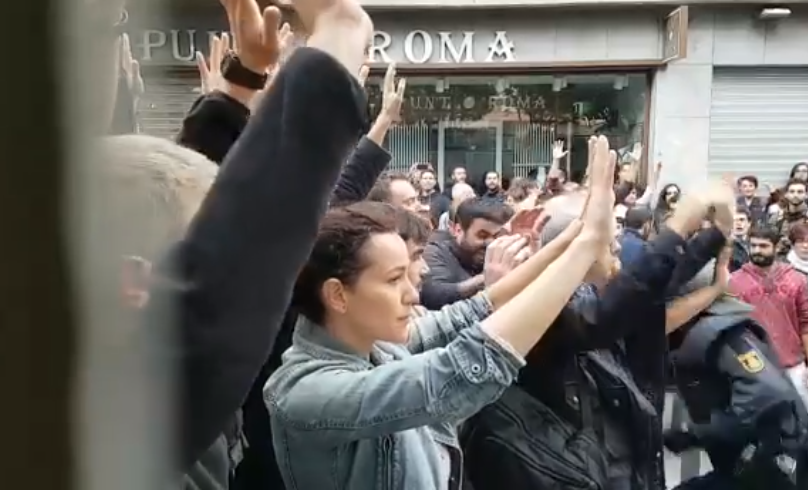 #Video Policía de España golpea gente indefensa en Cataluña
