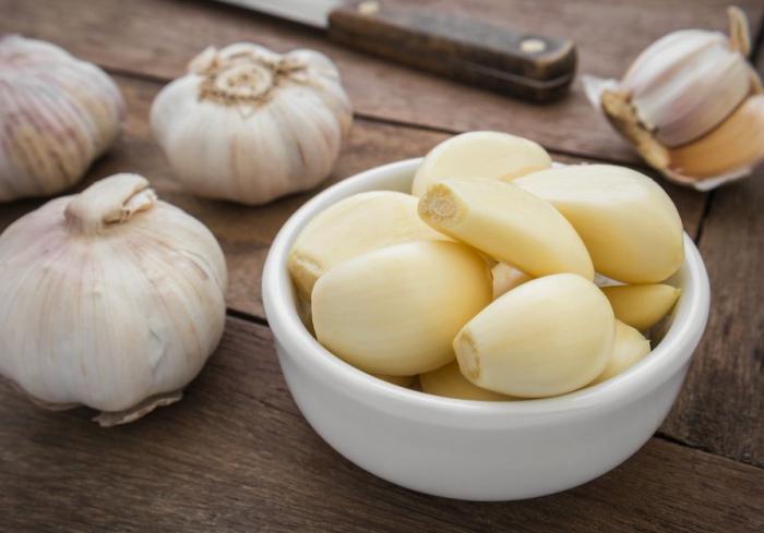 Cinco alimentos que combaten los efectos de trabajar sentado - ajos