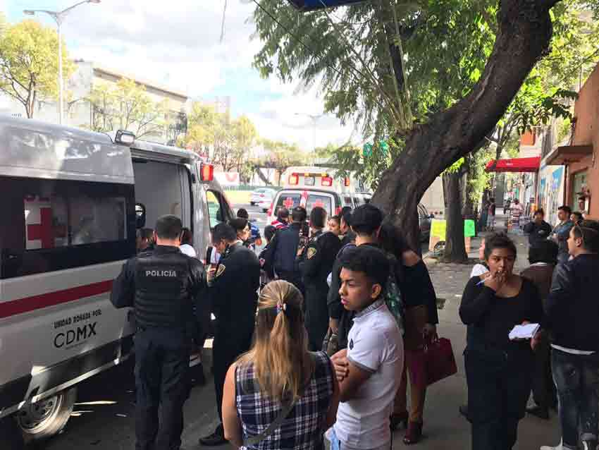 Choque de microbús deja ocho lesionados en Azcapotzalco - ambulancia
