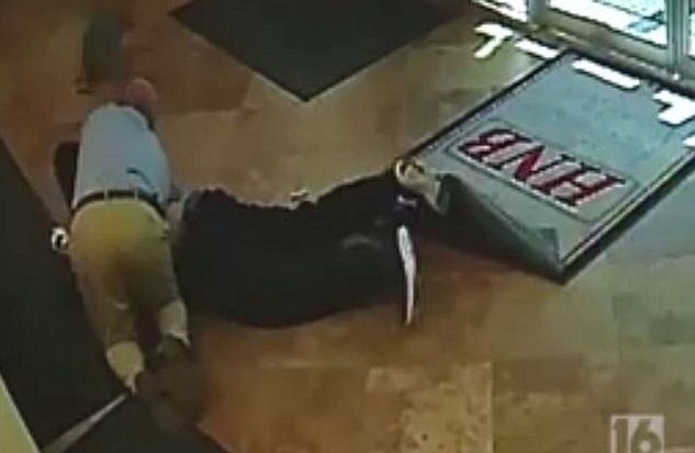 #Video Hombre de 63 años impide robo a banco