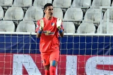 APOEL con Raúl Gudiño pierden 3-1 contra AEK Lárnaca - apoel