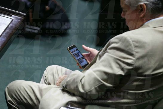 Captan a legislador viendo pornografía en la Cámara de Diputados - apolinar-casillas-celular