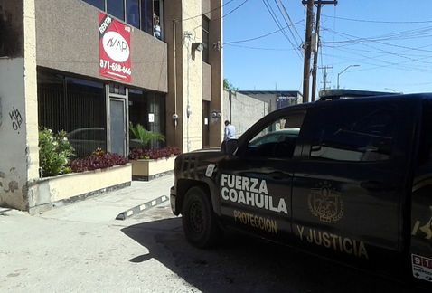 Amagan a empleados de constructora y roban 300 mil pesos en Torreón