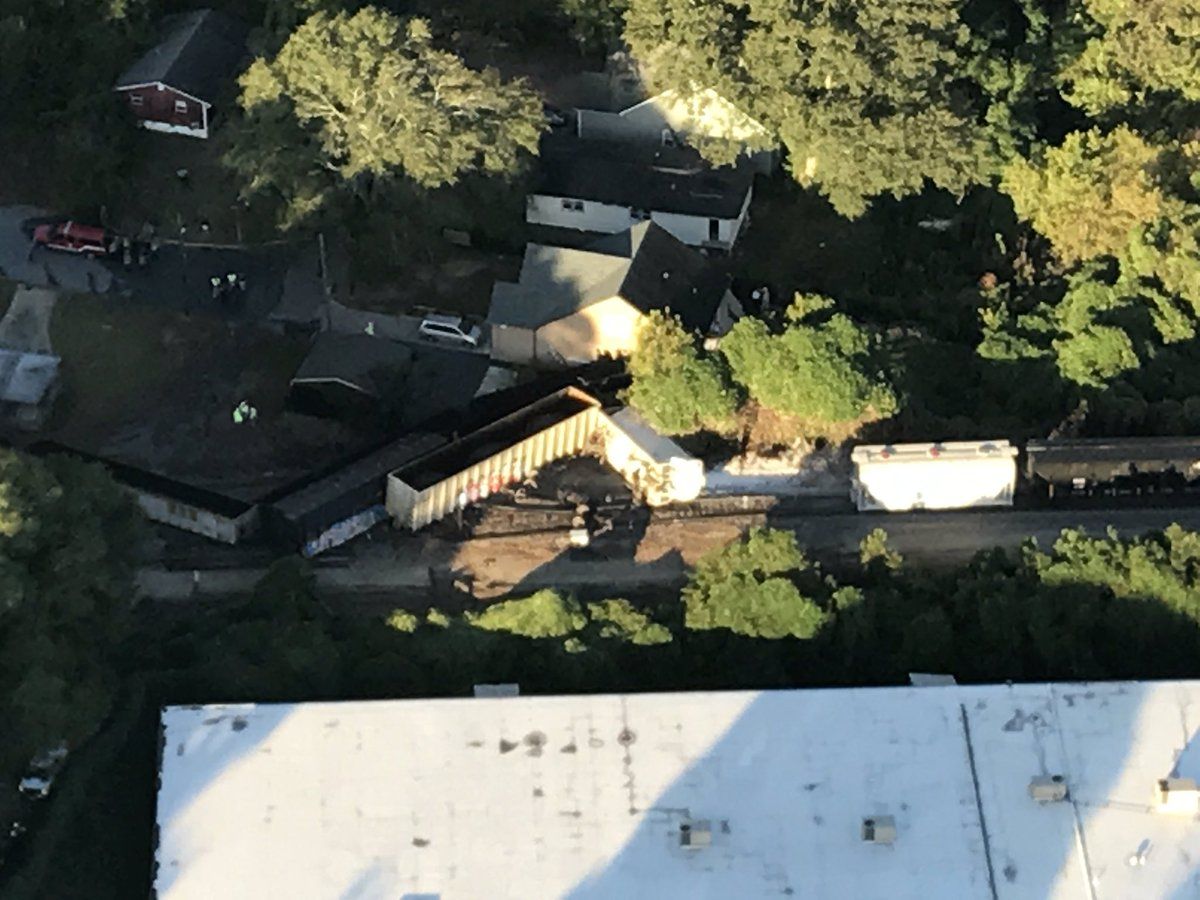 Tren se descarrila y choca contra casa en EE.UU. - atlanta