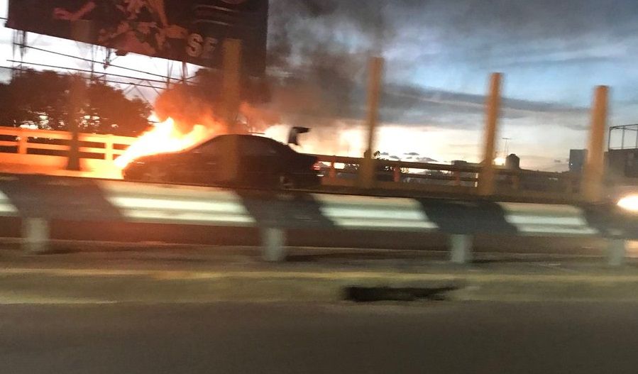 Se incendia auto en Santa María la Ribera