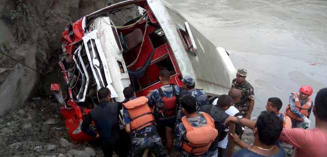 Accidente de autobús en Nepal deja al menos 31 muertos - autobus-nepal